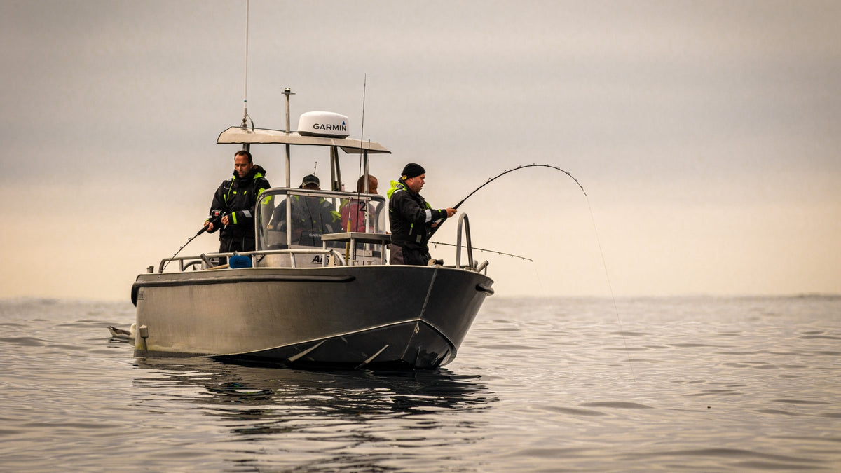 Sportfiskare på havsfiske från båt i Nappstraumen, Lofoten