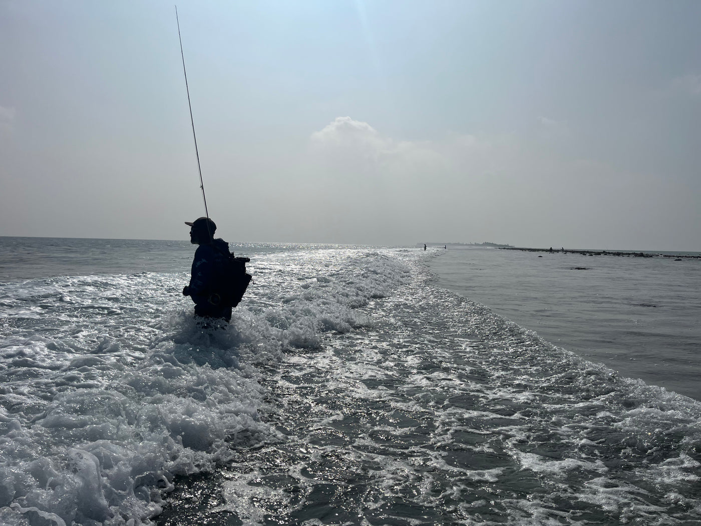Flugfiske efter GT i surf zone på Maldiverna