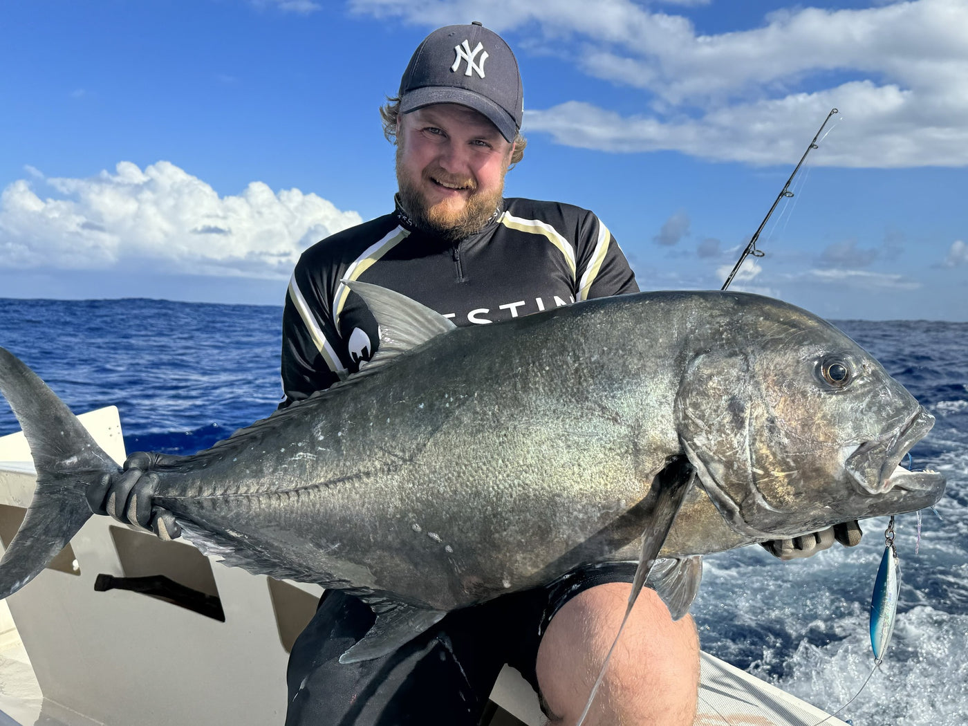 Sportfiskare lyfter giant trevally efter fight vid Rodrigues