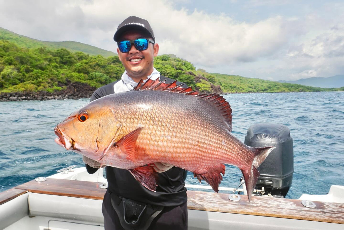 Stor Red Snapper fångad i Komodos artrika fiskevatten.