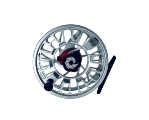GTS Reel: Flugfiskerulle i metall med silverram, svart handtag, röda detaljer och kolfiberbroms. Perfekt för fiskeäventyr.