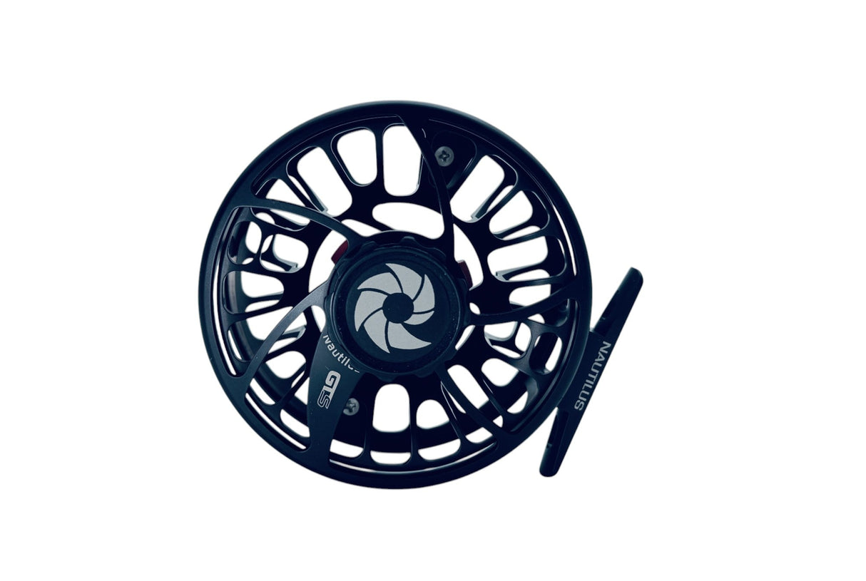 Svart GTS Reel flugfiskerulle med NAUTILUS-handtag, lätt spole och logotyp. Perfekt för fiskeäventyr och resor.