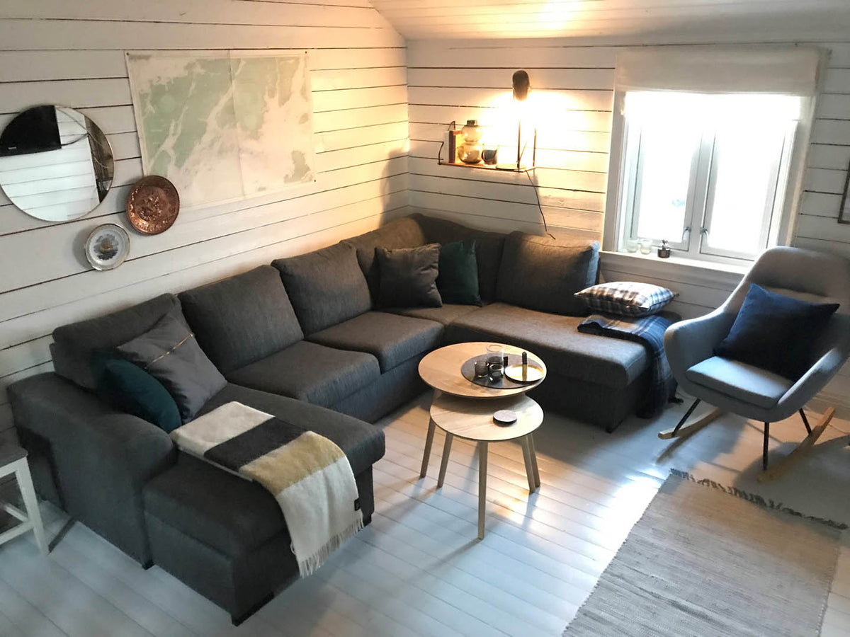 Vardagsrum i rorbu vid Nappstraumen i Lofoten