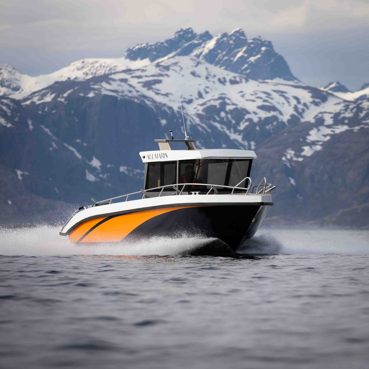 Havsfiskebåt på väg ut från Nappstraumen i Lofoten