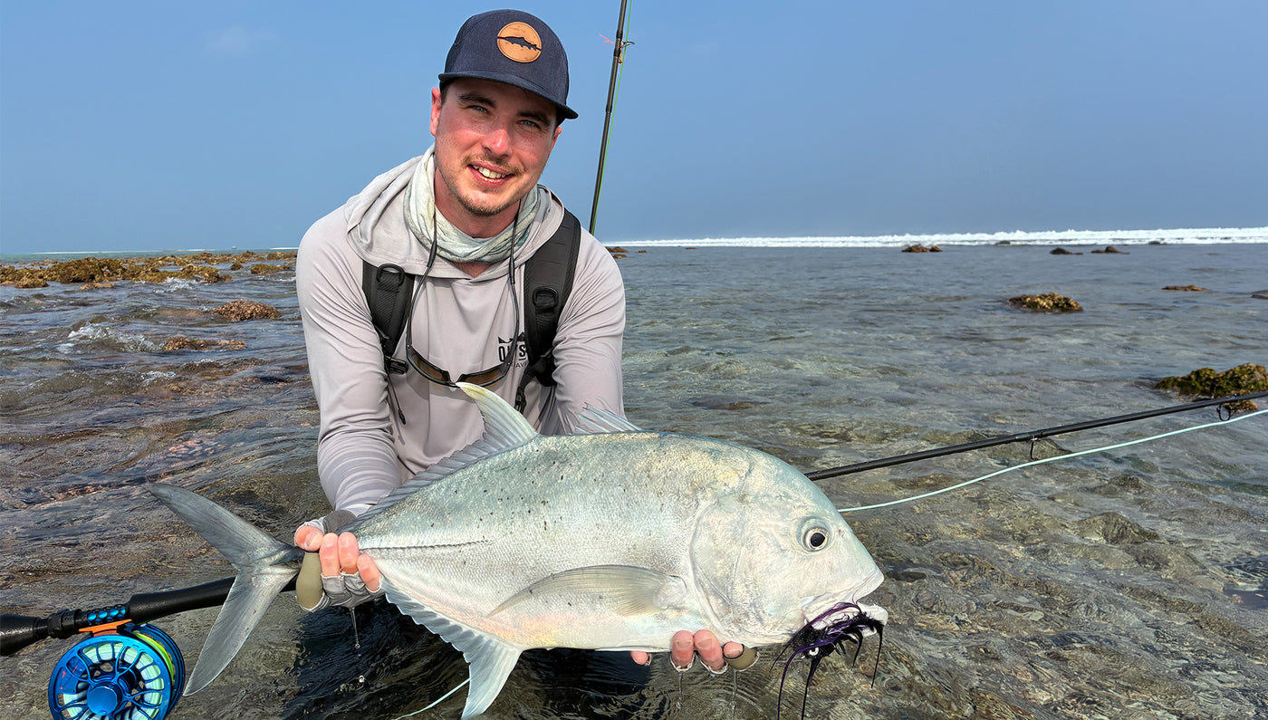 John Kärki fiskar Giant Trevally på fluga i Maldiverna