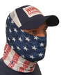 Person med Nautilus Navy Trucker-keps och amerikansk flaggmask, redo för fiskeäventyr och resor.
