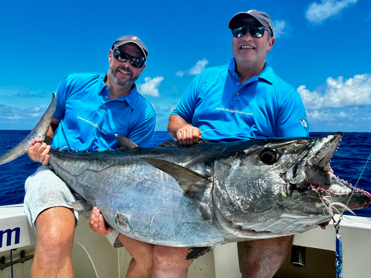 Stor dogtooth tuna lyfts ombord efter jiggingfight vid Hawkins Bank
