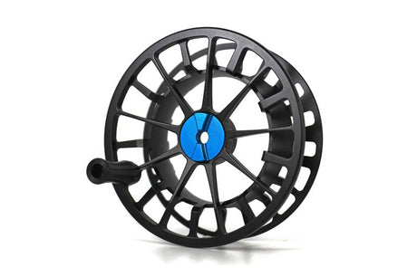 Centerfire 12 Spool flugfiskerulle i svart med blå mitt, öppen ram och vev till vänster - perfekt för ditt nästa fiskeäventyr.