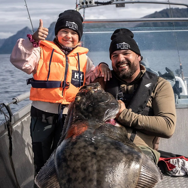 Fiskeressa  fångad hälleflundra en glad familj