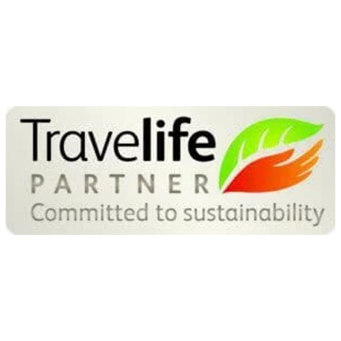 Travelife Partner-logotyp med texten Travelife Partner, grönt och orange blad samt sloganen Committed to sustainability-perfekt för sportfiskare och hållbara fiskeresor.