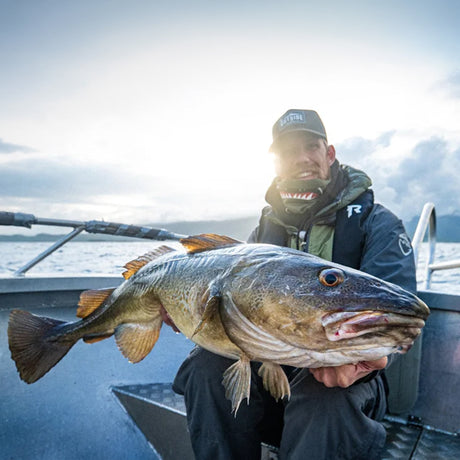 Glada fiskare på fiskeresa i norge 